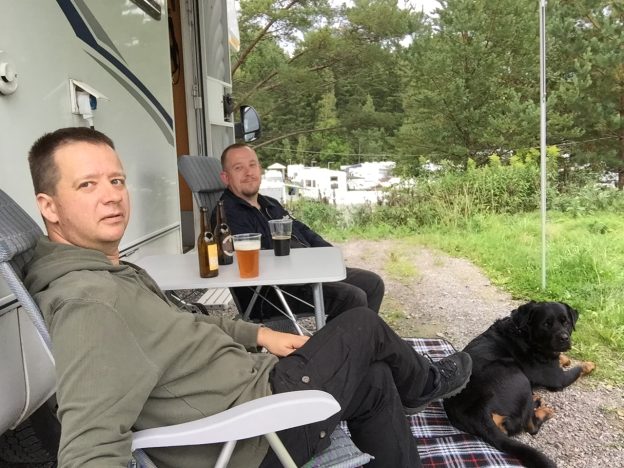 Odotellaan, ettÃ¤ Piia ja Mikko perheineen saapuvat tuohon viereen.